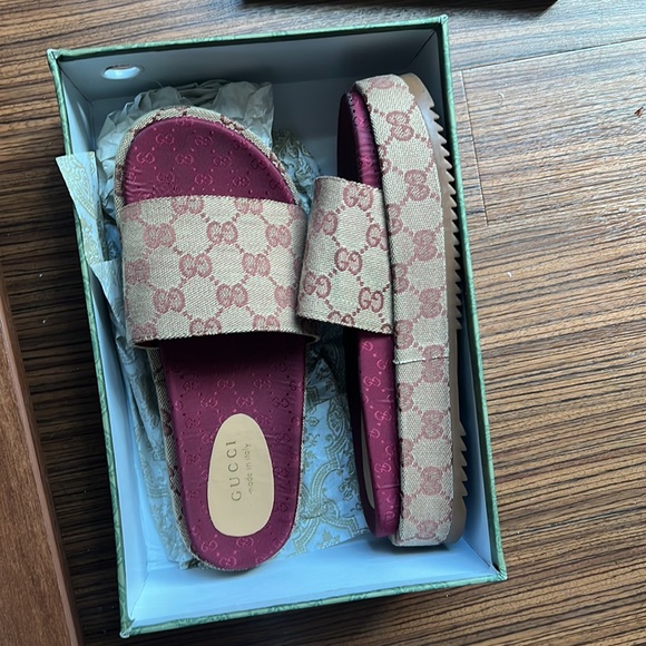 Gucci Slidess size 7 in W - Picture 3 of 3